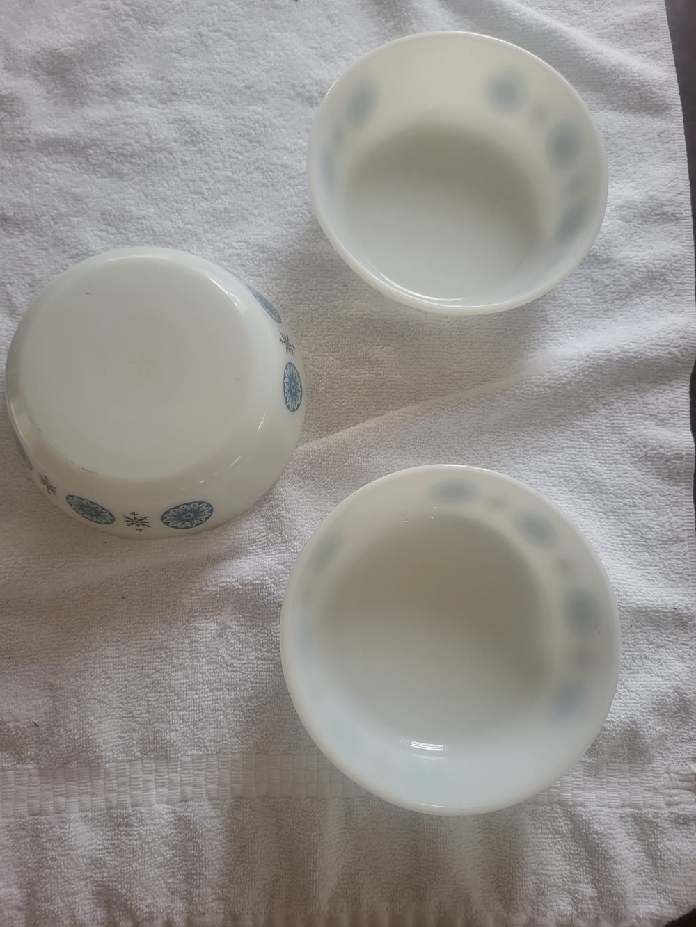 Rare Winter Star Fleur De Lys JAJ 505 Vintage Pyrex bowls